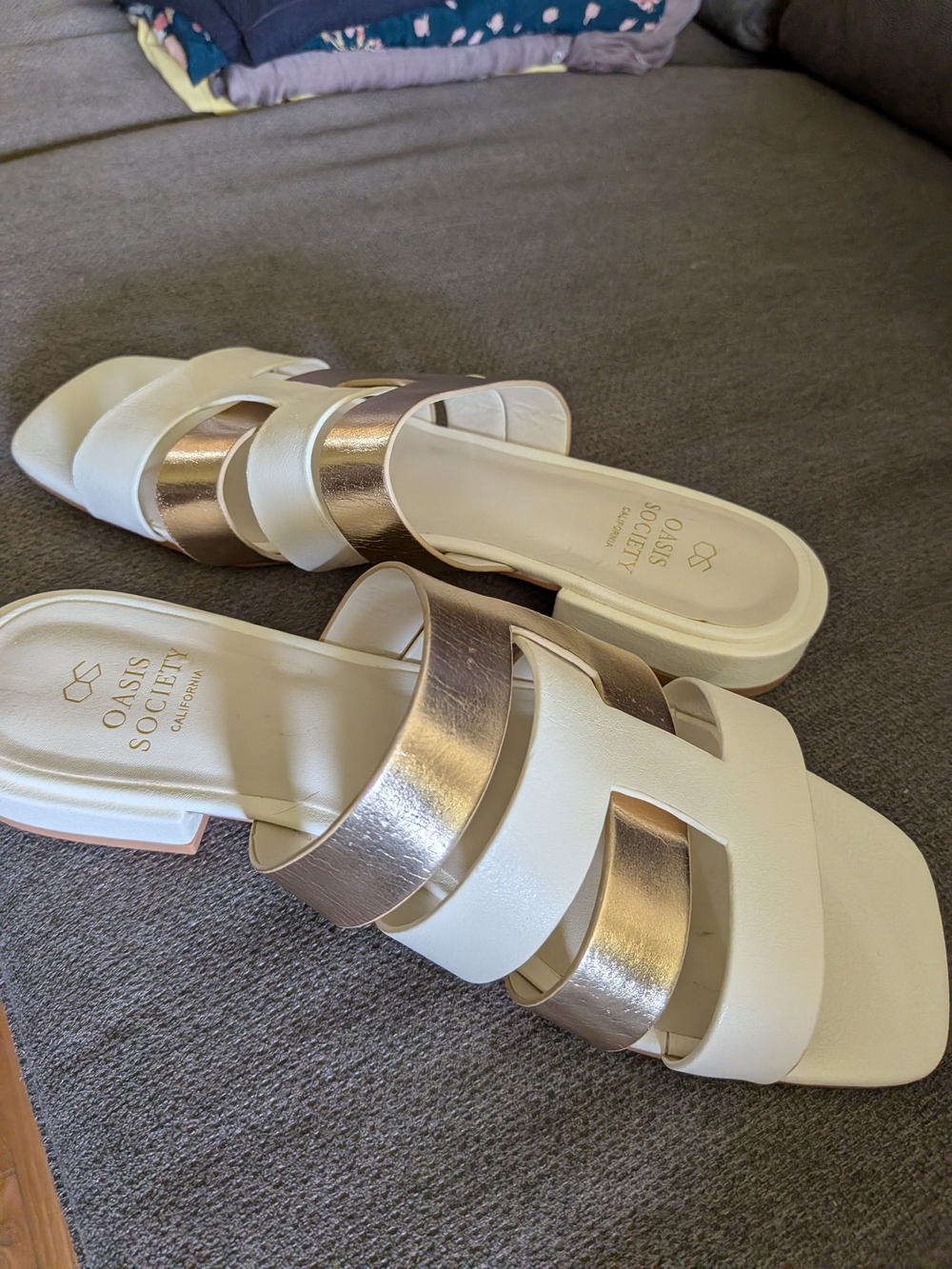 Oasis Society Women's White and Metallic Gold Slide Sandals